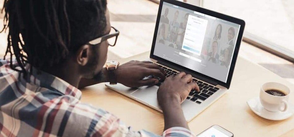 Homem utilizando computador