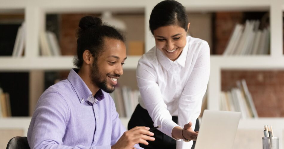 Homem e mulher na frente do notebook em Google Ads para Indústria