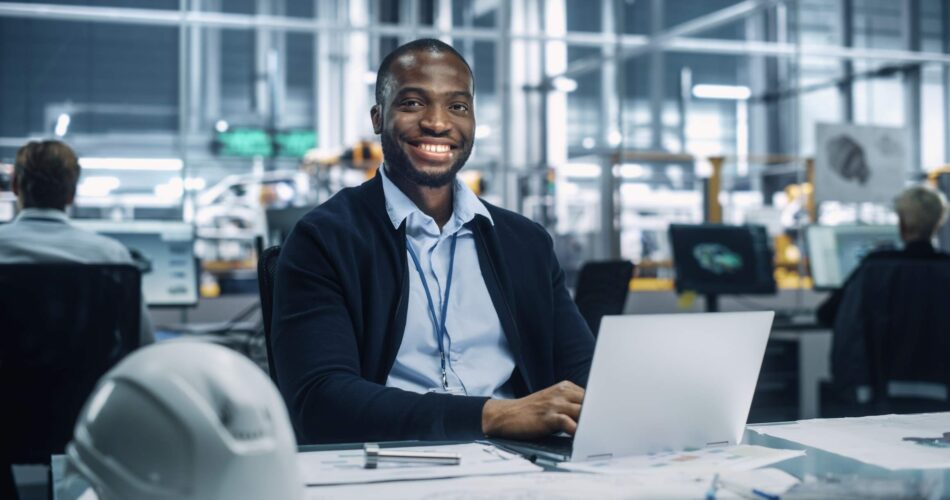 Homem sorrindo em Inbound Marketing para Indústria